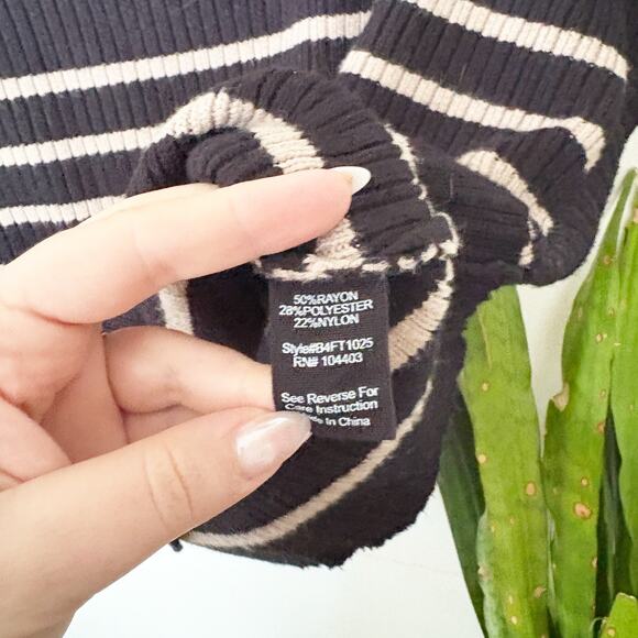 Blu Pepper Black Beige Striped Funnel Neck Sweater Cap Sleeve Knit Top Size L - Picture 5 of 7